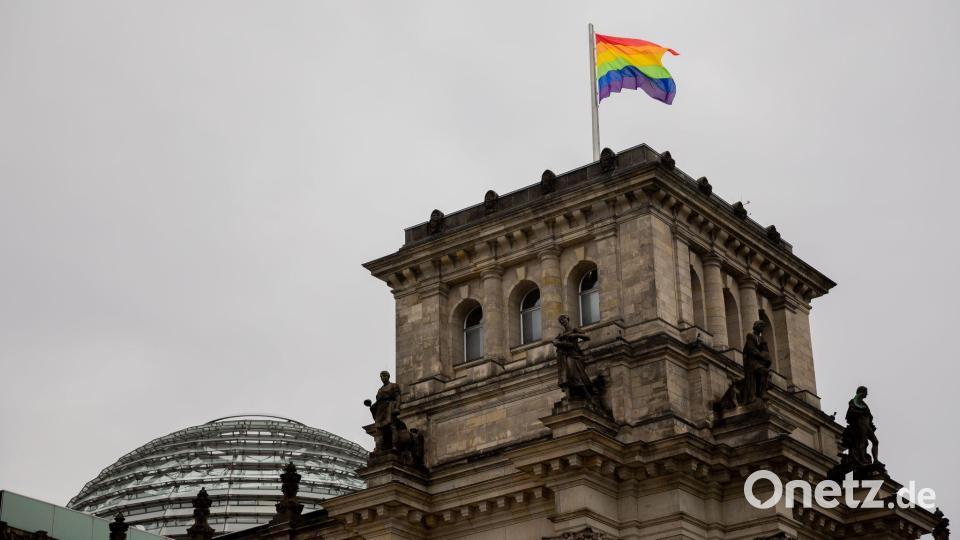 Wann weht die Regenbogenflagge über dem Bundestag? An dieser Frage entzündete sich 2025 ein politischer Streit. (Symbolbild) Bild: Christoph Soeder/dpa