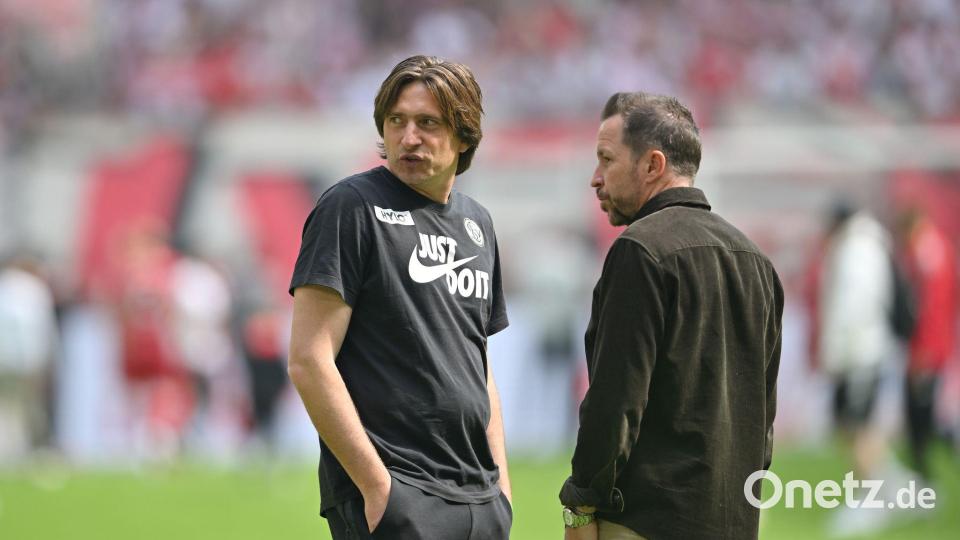 Sportdirektor Christian Weber (r) hofft mit der SV Elversberg auf eine erstklassige Zukunft. (Archivbild) Bild: Anke Waelischmiller/dpa
