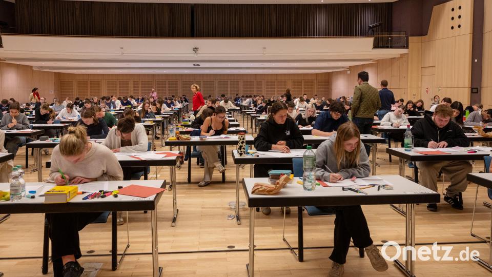 So sah der Auftakt zu den der Abiturprüfungen bei der FOS/BOS aus. Bild: Winkler