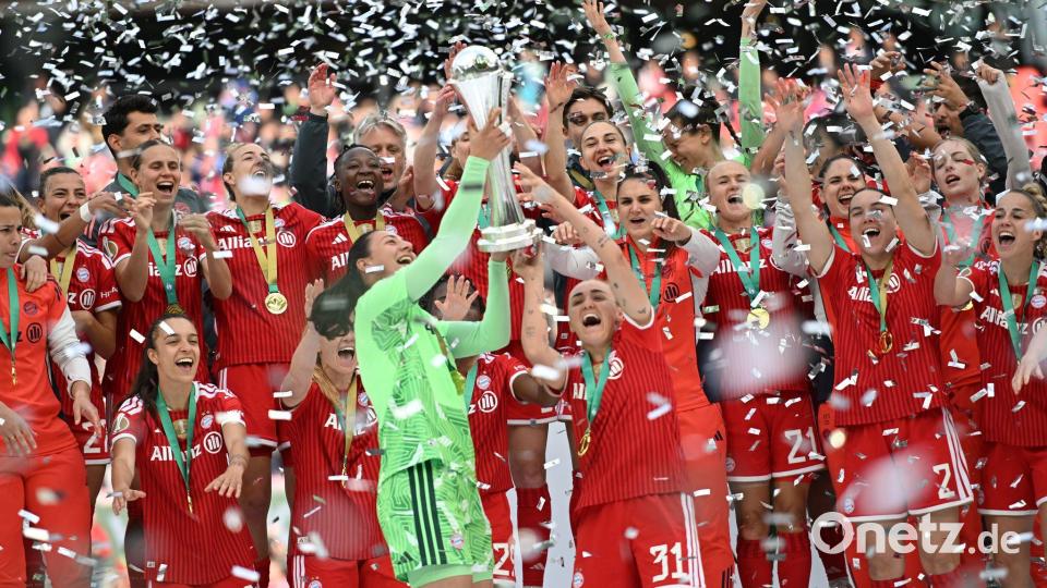 Das Team von Bayern München jubelt über den Sieg im DFB-Pokal. Bild: Fabian Strauch/dpa