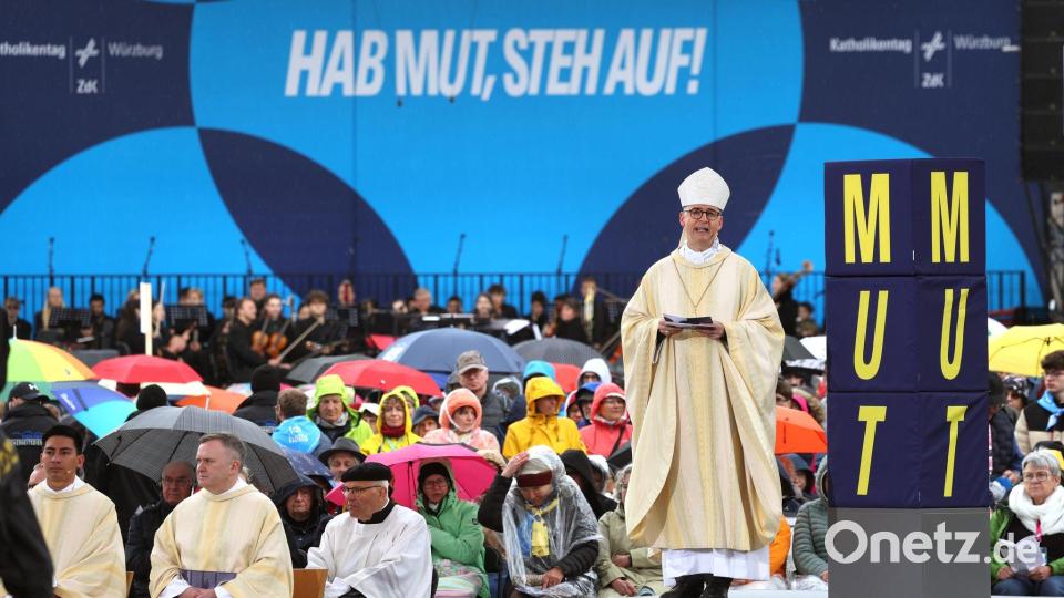 Bischof Jung spricht im Gottesdienst. Bild: Karl-Josef Hildenbrand/dpa