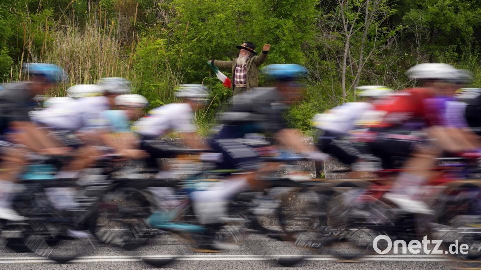 Beim Giro d’Italia fährt das Fahrerfeld an einem Fan vorbei. Bild: Fabio Ferrari/LaPresse/AP/dpa