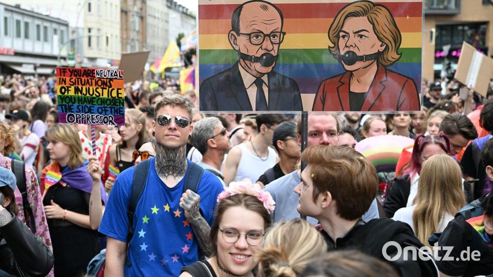 Beim Christopher Street Day in Berlin trugen einige Teilnehmer satirische Plakate. (Archivbild) Bild: Bernd von Jutrczenka/dpa