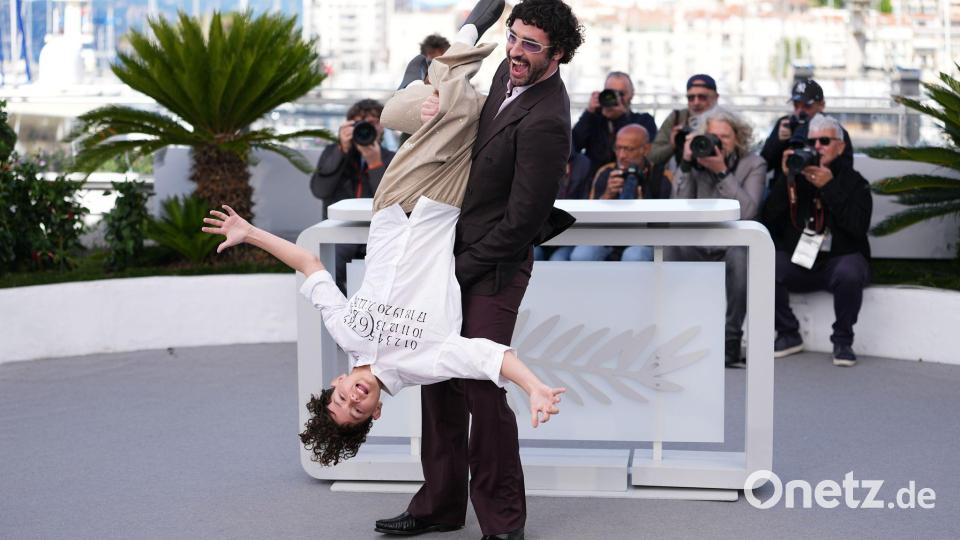 „Club Kid“ in Cannes: Absolom und Firstman kopfüber beim Fototermin Bild: Scott A Garfitt/Invision/AP/dpa