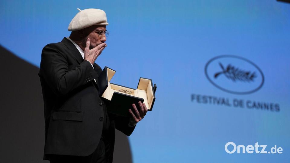 John Travolta wurde mit der Goldenen Ehren-Palme überrascht. Bild: Scott A Garfitt/Invision/AP/dpa