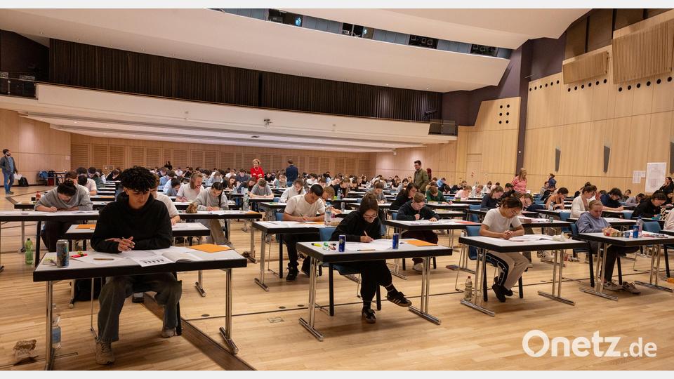 Konzentrierte Stille in der Max-Reger-Halle: Für einen Teil der 343 Schüler der FOS/BOS Weiden begann dort am Freitag mit der Deutschprüfung das schriftliche Abitur. Bild: Winkler
