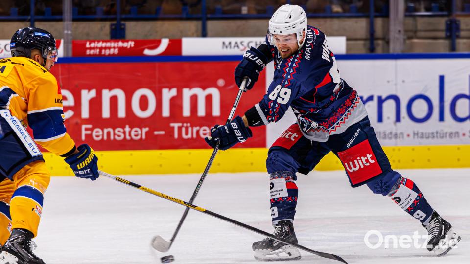 Er wurde sehnlichst zurückerwartet und gefiel bei seinem Comeback gleich mit einem Treffer: Tyler Ward (rechts) geht nach Verletzungspause wieder auf Torejagd für die Blue Devils Weiden. Bild: Werner Moller