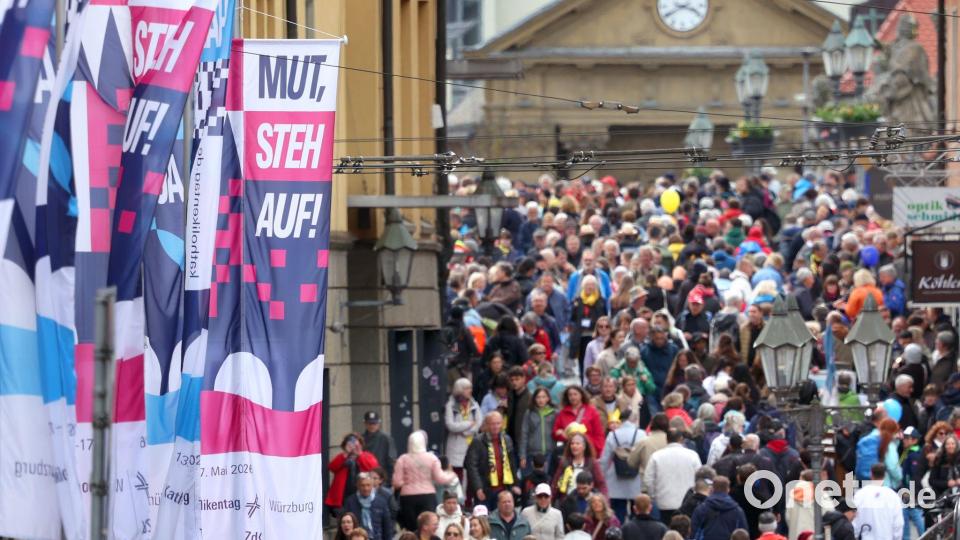 Zahlreiche Menschen sind in der Würzburger Innenstadt unterwegs. Bild: Karl-Josef Hildenbrand/dpa