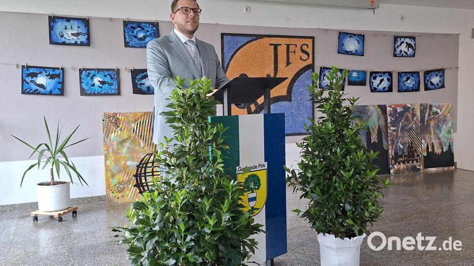 Bürgermeister Michael Meiler war es ein Anliegen, den Vereinen für das "pulsierende Leben" in der Gemeinde zu danken. Bild: prh