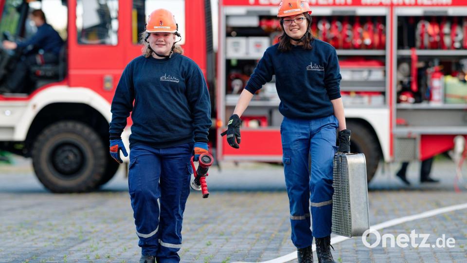 Bei der Jugendfeuerwehr in Mannheim üben Jugendliche Feuer löschen, Menschen retten und Teamarbeit. Bild: Uwe Anspach/dpa