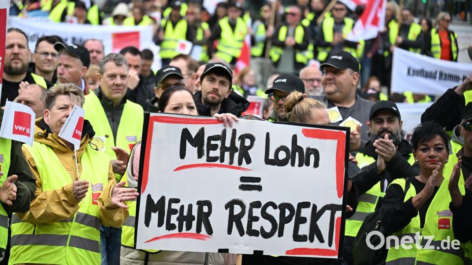 An einer Kundgebung in Dortmund nahmen mehrere Hundert Menschen teil. Bild: Federico Gambarini/dpa