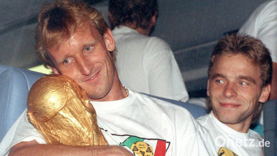 Siegtorschütze Andreas Brehme mit dem WM-Pokal in den Armen. (Archivbild) Bild: picture alliance / Frank Kleefeldt/dpa