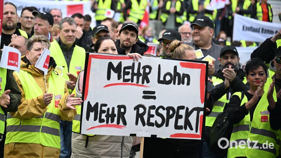 Beschäftige im Einzelhandel demonstrieren in Dortmund. Bild: Federico Gambarini/dpa