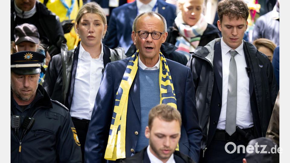 Merz wagte sich in Würzburg auch unters Volk. Bild: Sven Hoppe/dpa