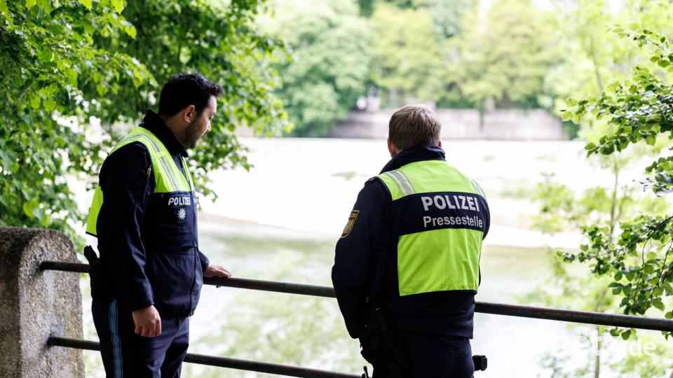 Ein Polizist holte den Jungen von einer Kiesbank an einer Brücke. Bild: Matthias Balk/dpa