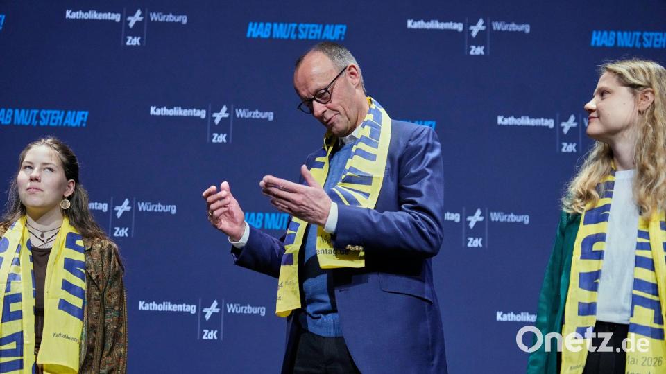 Der Bundeskanzler stellte sich kritischen Fragen von jungen Leuten. Bild: Matthias Schrader/AP Pool/dpa