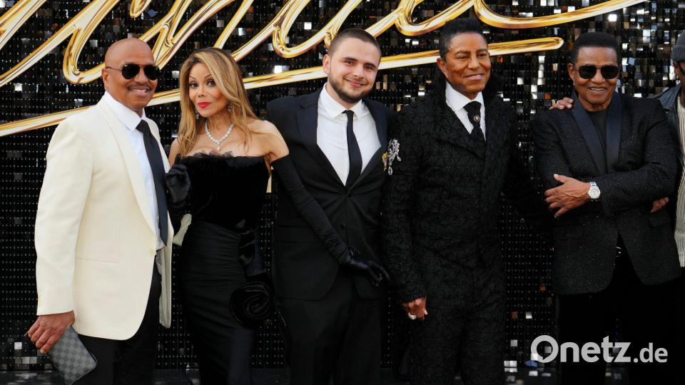 Mitglieder der Jackson-Familie feiern die Biopic-Premiere in Los Angeles. (Archivbild) Bild: Jordan Strauss/Invision/AP/dpa