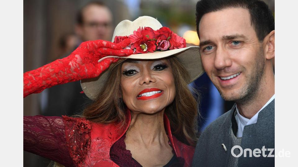 La Toya Jackson feiert beim Oktoberfest mit. (Archivbild) Bild: Felix Hörhager/dpa