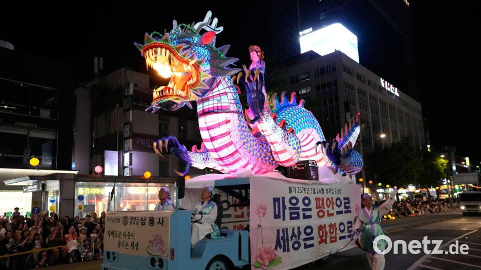 Für die Zuschauer gibt es Drachenfeuer beim Lotuslaternenfest im südkoreanischen Seoul. Bild: Ahn Young-joon/AP/dpa
