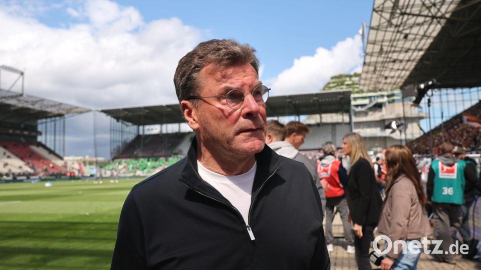 Darf weiter auf die Rettung hoffen: Wolfsburgs Trainer Dieter Hecking. Bild: Christian Charisius/dpa