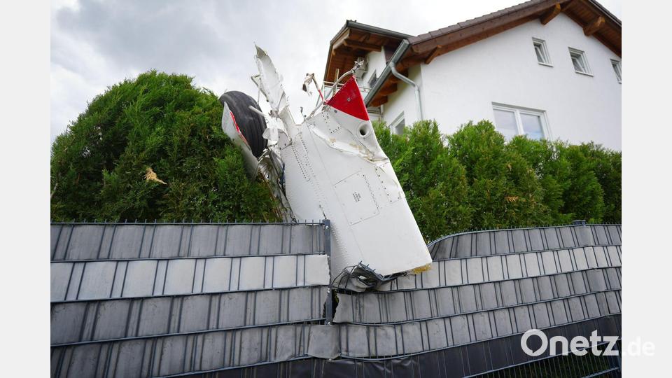Trümmerteile eines abgestürzten Kleinflugzeuges stecken in einem Zaun in einem Wohngebiet im Rhein-Pfalz-Kreis. Bild: Enrique Kaczor/onw-images/dpa