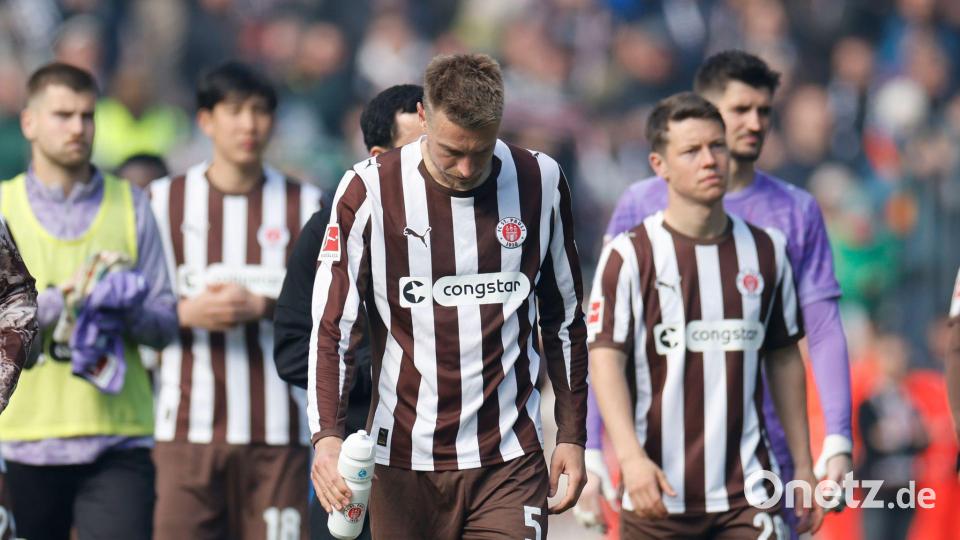 Hauke Wahl (M.) und Teamkollegen auf der Bundesliga-Abschiedsrunde. Bild: Philipp Szyza/dpa