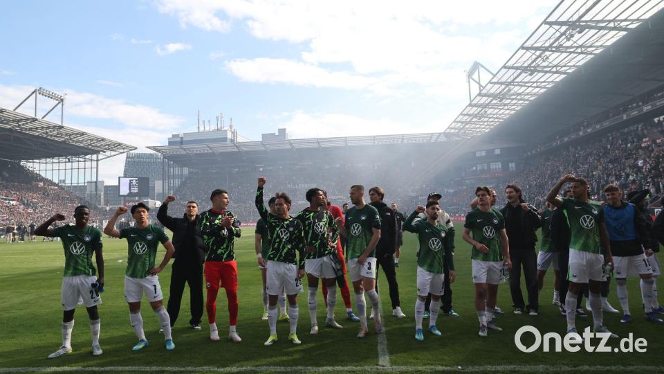 Erleichterung: Der VfL Wolfsburg ist in der Relegation. Bild: Christian Charisius/dpa