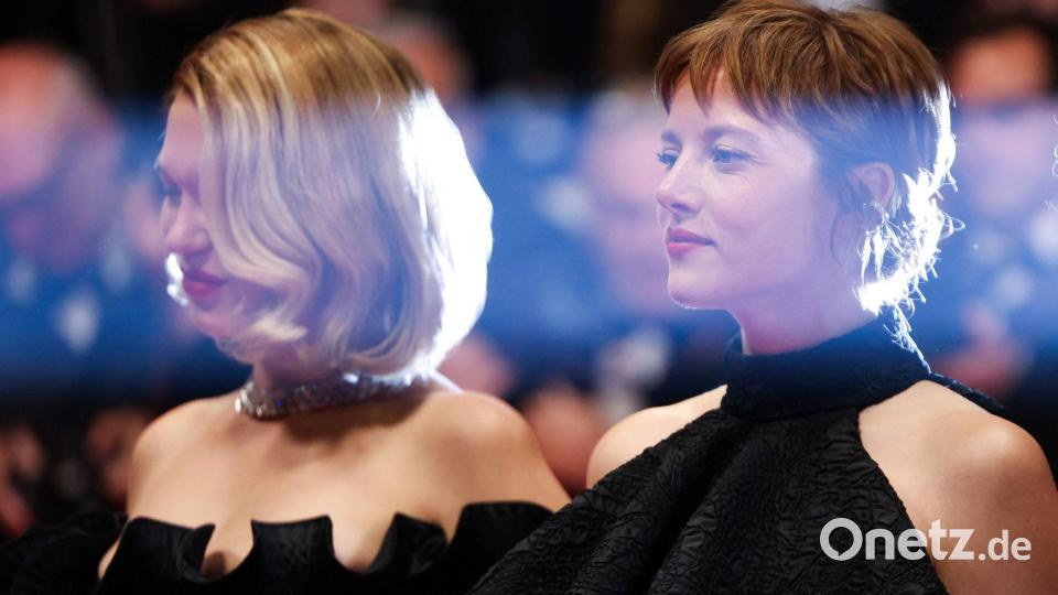 Die französische Schauspielerin Lea Seydoux (l) und die deutsche Schauspielerin Jella Haase kommen zur Vorführung des Films "Gentle Monster" bei der 79. Ausgabe der Filmfestspiele von Cannes. Bild: Thibaud Moritz/AFP/dpa