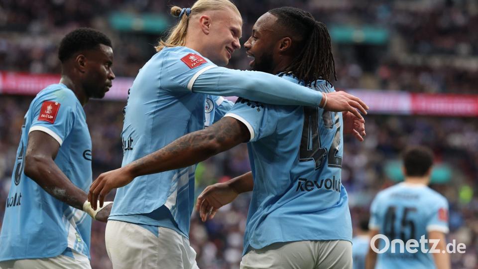 Antoine Semenyo von Manchester City (r) feiert mit Vorlagengeber Erling Haaland von Manchester City nach dem Siegtor. Bild: Richard Pelham/AP/dpa