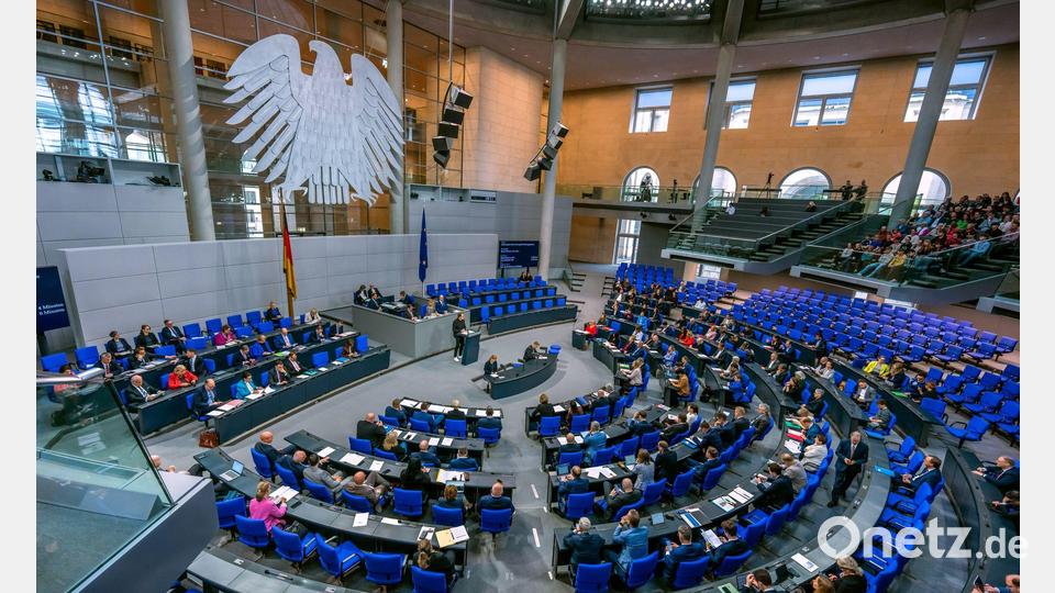Bisher sollen die Diäten der 630 Bundestagsabgeordneten zum 1. Juli um 497 Euro steigen. (Symbolbild) Bild: Michael Kappeler/dpa