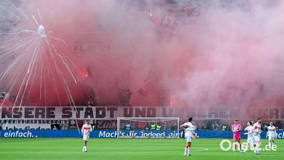 Beide Fanlager sorgten mit Pyrotechnik für Verzögerung. Bild: Uwe Anspach/dpa