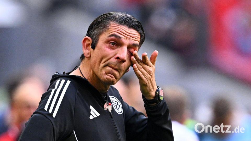 Schiedsrichter Deniz Aytekin zeigt bei seinem letzten Bundesliga-Einsatz Emotionen. Bild: Tom Weller/dpa