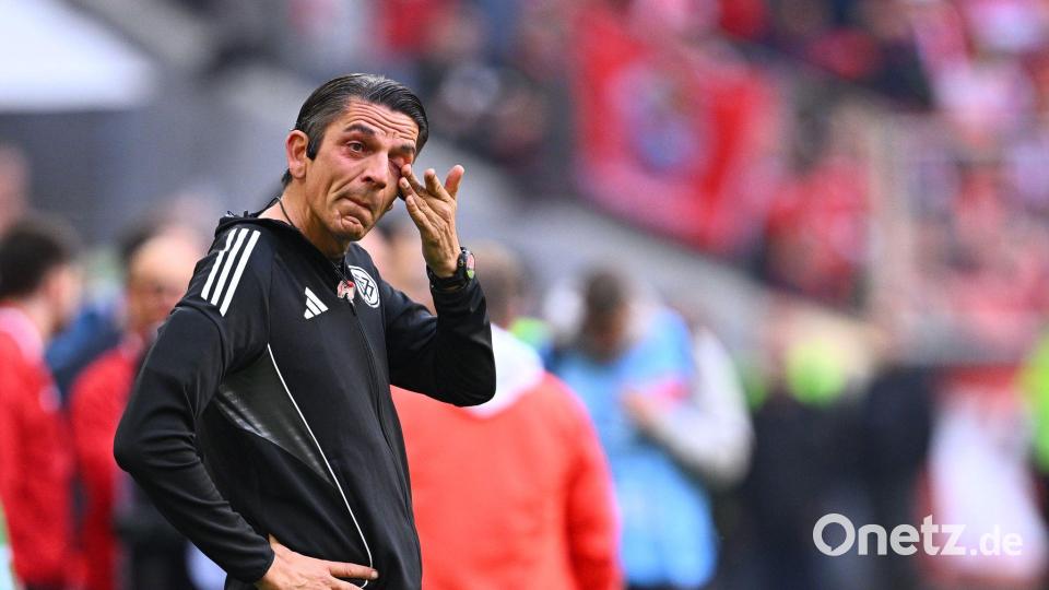 Deniy Aytekin feiert ein emotionales Ende seiner Trainerkarriere. Bild: Tom Weller/dpa