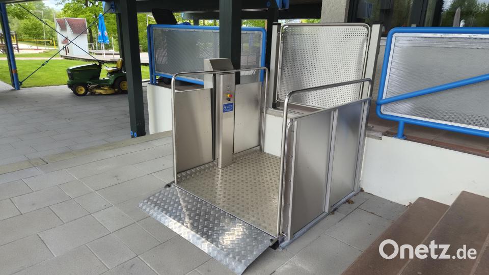 Ein neuer Rollstuhllift sorgt für Barrierefreiheit. Bild: sne