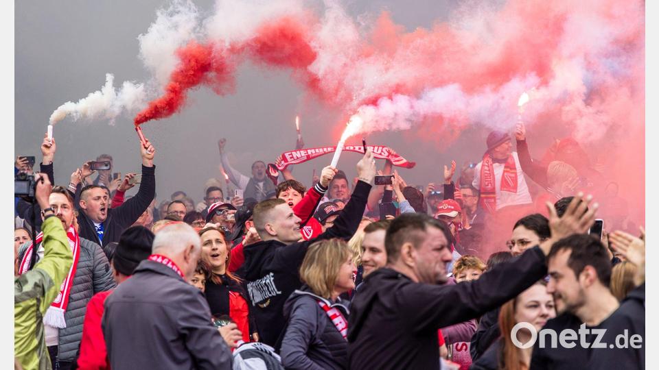 Fans von Energie Cottbus feiern den Aufstieg in die 2. Fußball-Bundesliga. Bild: Frank Hammerschmidt/dpa