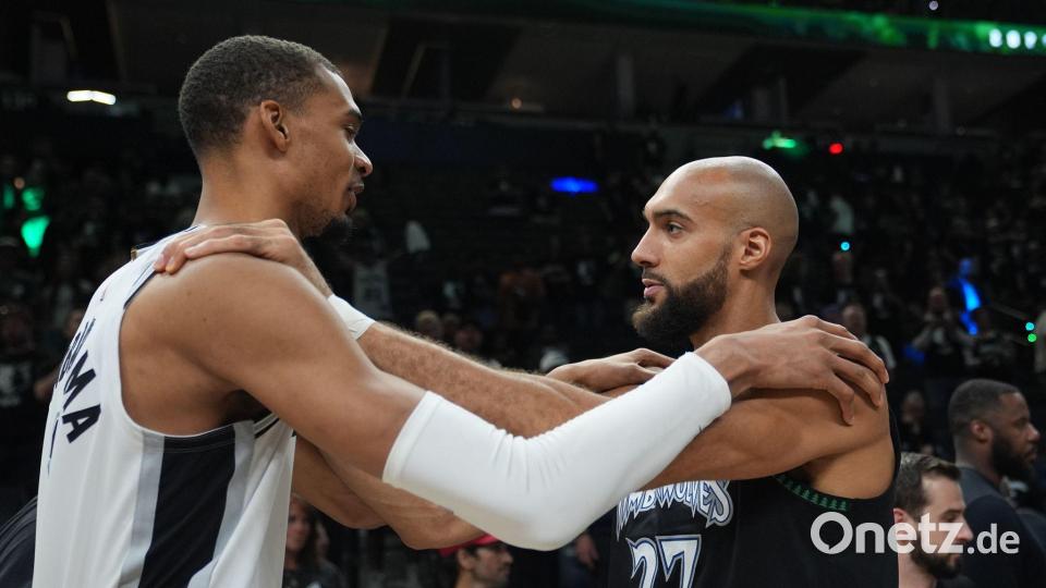 Victor Wembanyama (l) und die San Antonio Spurs stehen im NBA-Halbfinale. Bild: Abbie Parr/AP/dpa