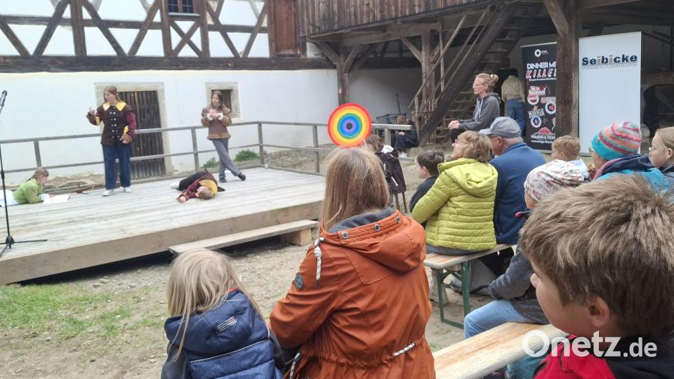 Das „Ovigo-Theater“ spielte beim Theatertag in Neusath „Robin Hood“ und fand viele interessierte Zuschauer. Bild: jua