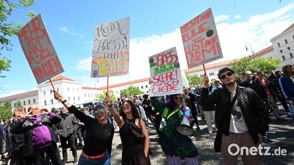 Mehrere Tausend Menschen nehmen in München an der „Krachparade“ teil. Bild: Felix Hörhager/dpa