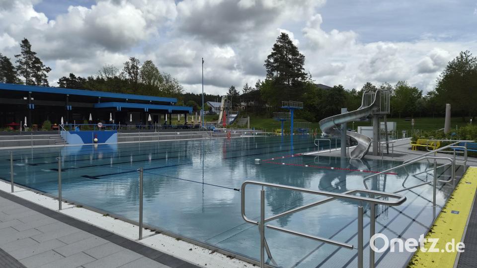 Kinderrutsche, Schwimmerbecken, Sprungtürme und Wasserrutschen sind bereit für die neue Saison. Bild: sne