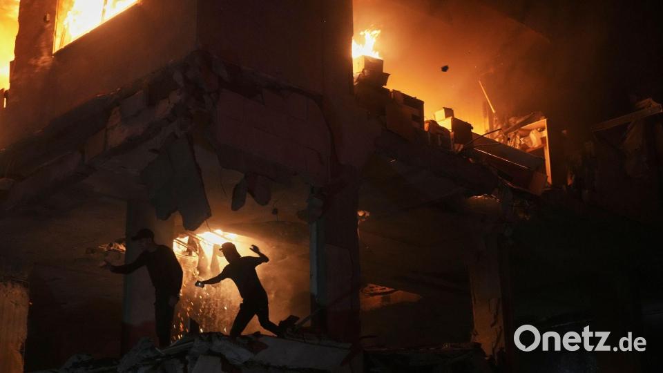 Palästinenser reagieren auf ein Feuer nach einem israelischen Angriff auf ein Wohnhaus im Stadtteil Rimal in Gaza Stadt. Bild: Jehad Alshrafi/AP/dpa