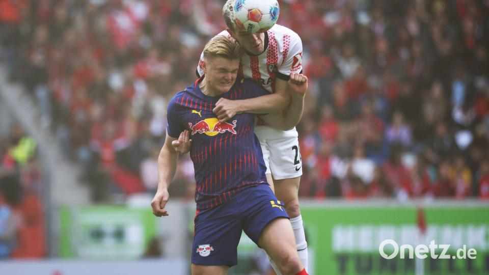 Kopfballspezialisten unter sich: Freiburgs Torschütze Matthias Ginter ist vor dem Leipziger Willi Orbán am Ball. Bild: Philipp von Ditfurth/dpa