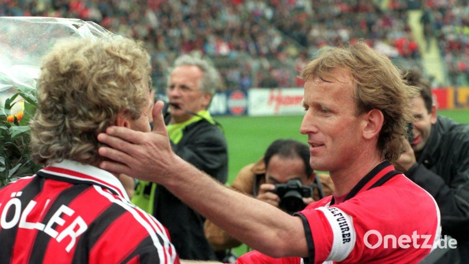 Vor dem Spiel war noch alles ok, danach musste Andreas Brehme (r) von Rudi Völler (l) getröstet werden. (Archivbild) Bild: picture alliance / dpa
