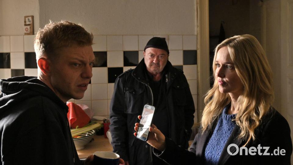 Otto (Florian Martens) und Linett (Stefanie Stappenbeck) wollen von Falk Becker (Leonard Kunz, links) wissen, was er mit der beschädigten Haustechnik zu tun hat. Bild: Hardy Spitz/ZDF/dpa