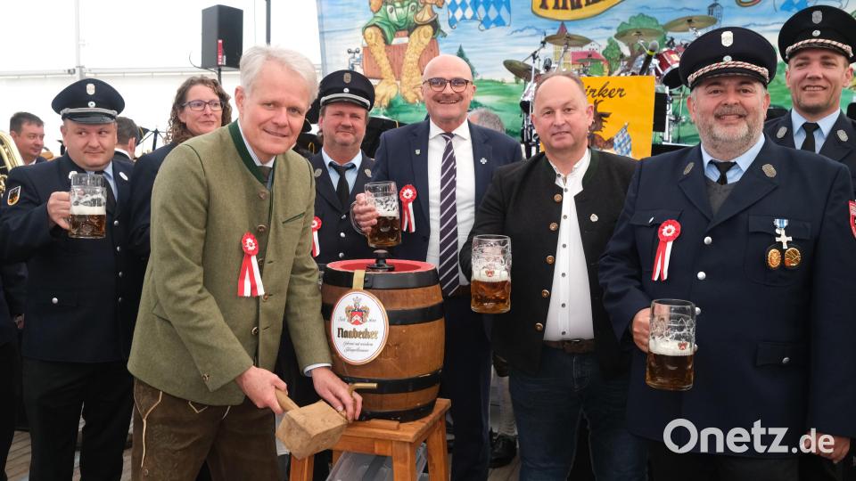 Bieranstich beim Zangensteiner Feuerwehrfest (von links): Kreisbrandmeister Markus Stubenrauch, Zweite Kommandantin Christina Matschewski, Schirmherr Thomas Hanauer, Erster Kommandant Michael Fichtl, Ehrenschirmherr Bürgermeister Maximilian Beer, Naabecker-Vertriebsleiter Stephan Mändl sowie die beiden Vorsitzenden Wolfgang Graf und Tobias Forster. Bild: Hirsch