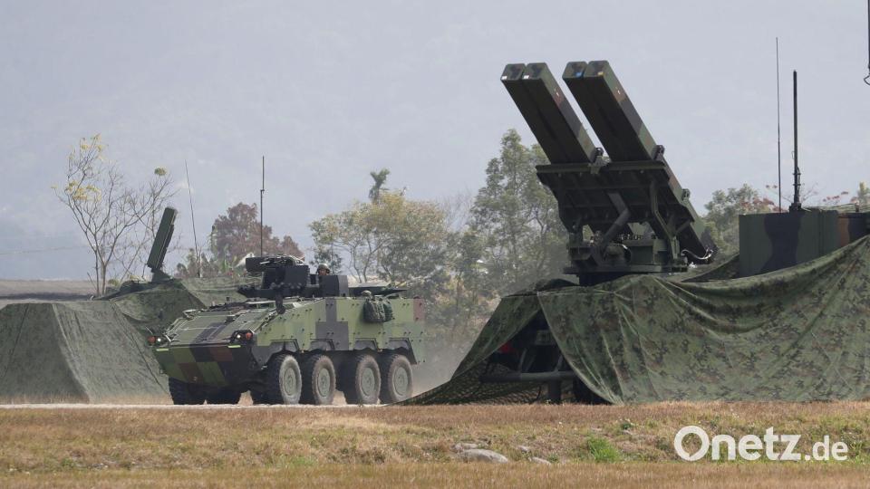 Taiwan rüstet sich für einen möglichen Angriff des um ein vielfaches größeren Nachbarn China. (Archivbild) Bild: ChiangYing-ying/AP/dpa