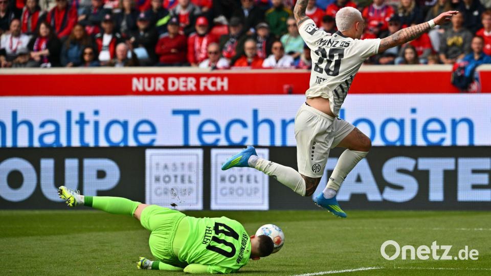 Heidenheim und Frank Feller am Boden. Bild: Jan-Philipp Strobel/dpa