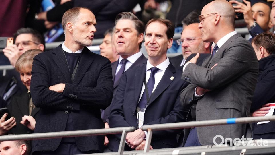 Englands Nationaltrainer Thomas Tuchel (l) und FA-Chef Mark Bullingham (M) stehen auf der Tribüne. Bild: John Walton/PA Wire/dpa