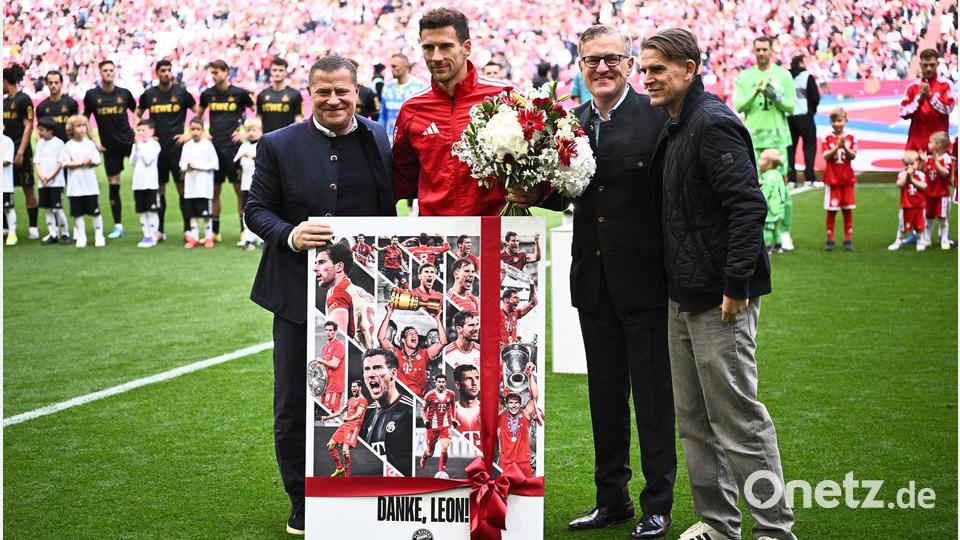Nationalspieler Leon Goretzka (2vl) wird vor dem Spiel von den Bayern-Bossen Max Eberl, Jan-Christian Dreesen und Christoph Freund verabschiedet. Bild: Tom Weller/dpa