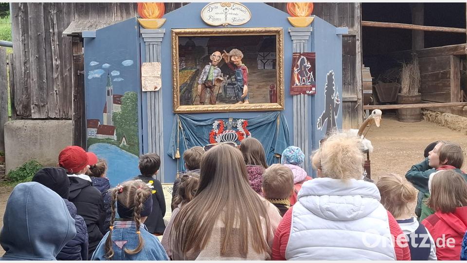 Das Dr.-Eisenbarth-Figuren-Theater hatte im Freilandmuseum eine Puppenbühne aufgebaut. Vor dieser verfolgten vor allem Kinder mit großer Begeisterung die Aufführungen. Bild: jua