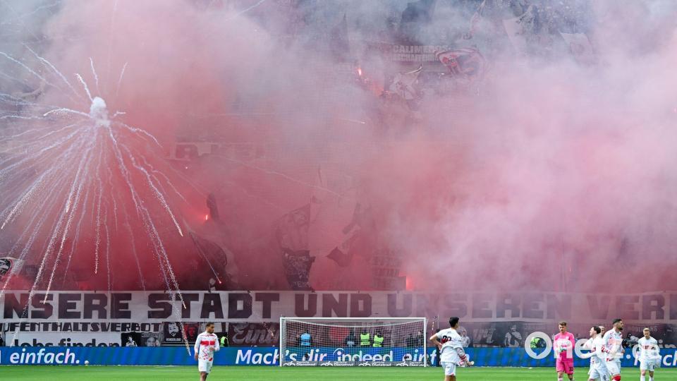 Viel Rauch auf den Rängen: Die Eintracht-Fans verzögerten den Anpfiff gegen Stuttgart. Bild: Uwe Anspach/dpa